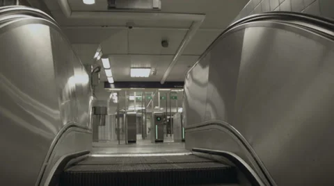 Escalator in motion 動画素材 33994987