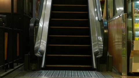 Escalator is moves downwards Vidéo 108264199