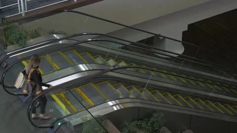 Escalator with people. Видео 143991370