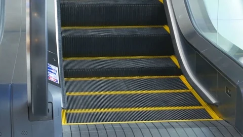 Escalator in shopping center Video stock 77628912