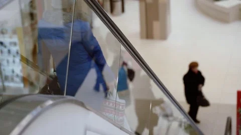 Escalator at shopping centre Video stock 83932706