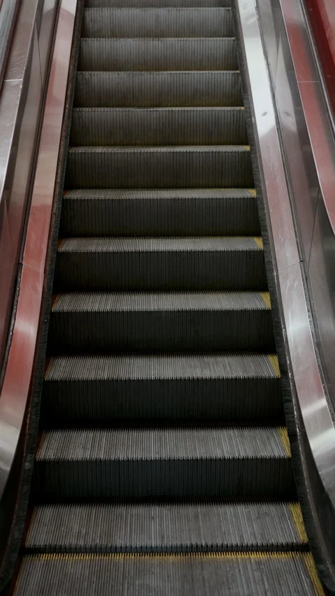 Escalator Steps Gradually Leading Upwards in a Sleek and Modern Setting Vidéo 292215233