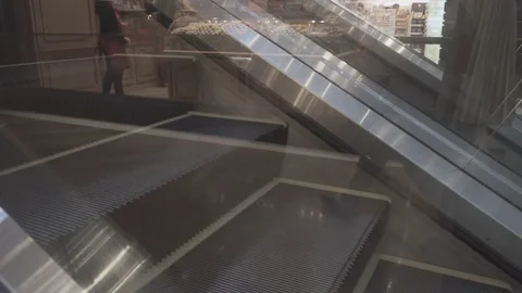 Escalator Steps Moving in Opposite Directions. Video 4k UltraHD Видео 77748653