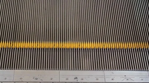 Escalator steps moving upwards in a continuous loop Vidéo 310300133
