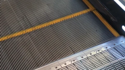 Escalator steps moving upwards in shopping mall Vidéo 310300065