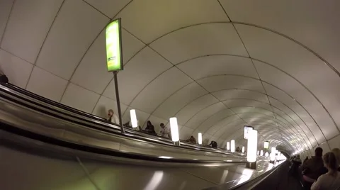 Escalator in the subway goes down Vidéo 52382690