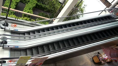 Escalator in a Trade Shopping Mall. Vídeo Stock 42895237