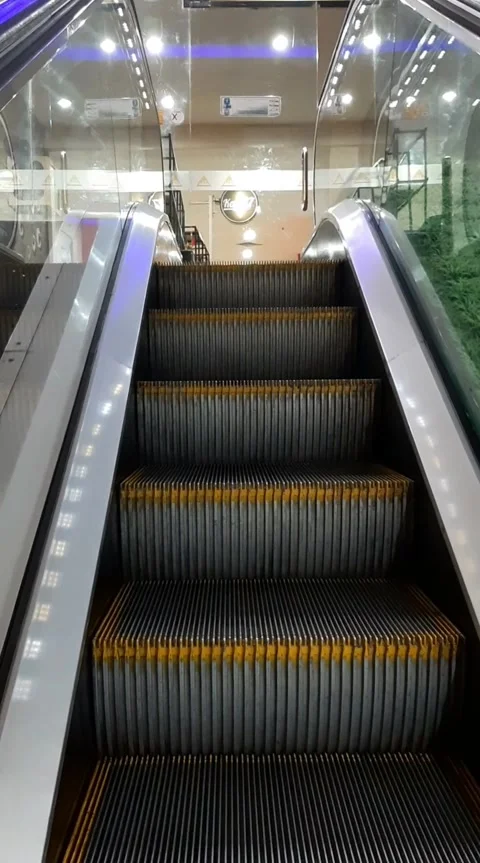 Escalator, Vertical Footage Video stock 337794185