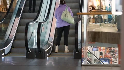 Escalators in the mall with people. 스톡 동영상 271676394