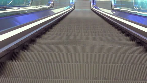 Escalators running down 库存影片 307841130