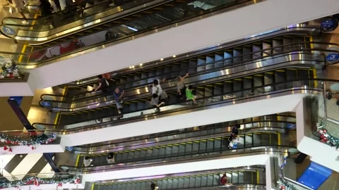 Escalators in shopping mall Stock-Footage 132439220