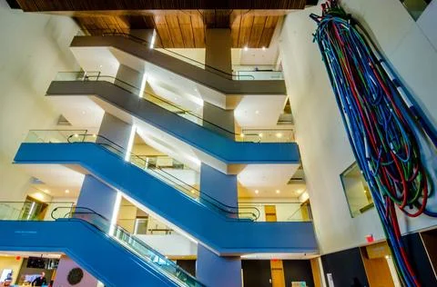 Escalators side view in modern building escalators side view in modern bui... Foto stock