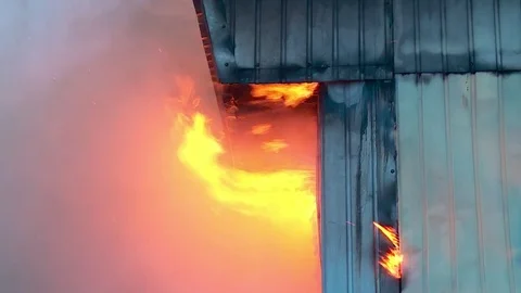 Escaping the flames. Burning building. Vídeos de archivo 72913126