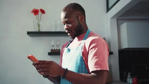 Esctatic afro-american man reading great news browsing on Internet smiling Stock-Footage 131669528