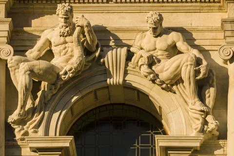 Esculturas en la fachada del palacio nuevo, Biblioteca Civica Angelo Mai , pl Stock Photos