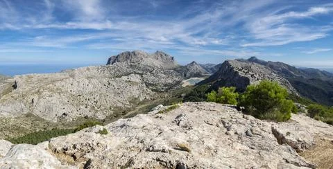 Escursionista contemplando el valle de Binimorat y el Puig Major escursion... Stock Photos