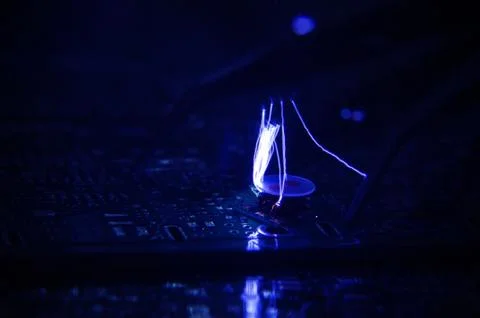 ESD sparks over RF electronics components Foto stock