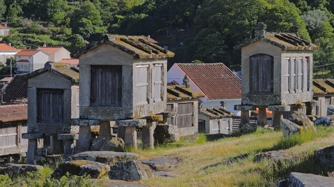 Espigueiros crowned on stone hill in Soajo settlement, Peneda-Geres Vídeos de archivo 111866338