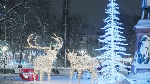 Esplanadi park during the snowfall. The park decorated for the Christmas Video stock 170457625
