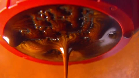 Espresso Coffee brewing - slow motion drops macro Stockbeeldmateriaal 138154589