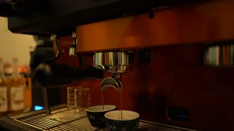 Espresso coffee drop into the filled 2 Cups from the coffee machine Video stock 125927376