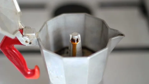 Espresso coffee Maker Moka Pot on the stove Vídeos de archivo 139551017