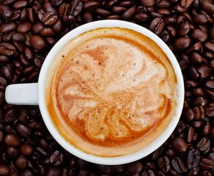 Espresso cup in coffee beans Foto stock