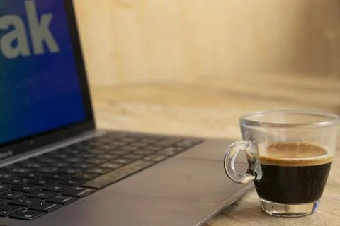 Espresso cup next to laptop screen displaying pause text for work break Stock Photos