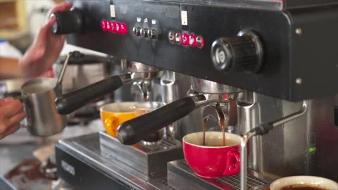 Espresso machine extracting coffee into cups in cafe setting. Stockbeeldmateriaal 332892949