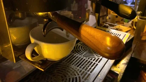 Espresso machine pouring coffee into the cup Vídeos de archivo 164721055