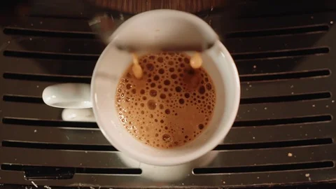 Espresso pouring into a cup Video stock 71588452