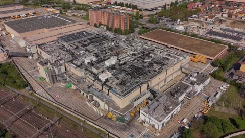 Esselunga Commercial Complex with Dense Rooftop Infrastructure Vidéo 343549807