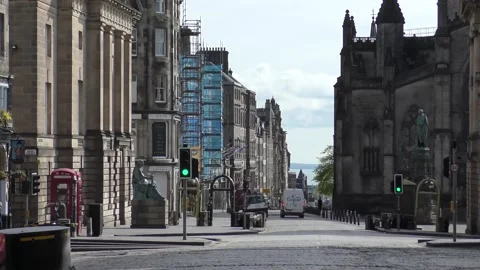 Essential workers and delivery van on Royal Mile in Edinburgh city. Video stock 130580714