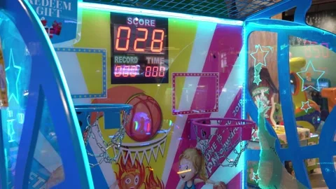 Established shot of throwing basketball arcade games machines with scoring LED. Vidéo 220136487