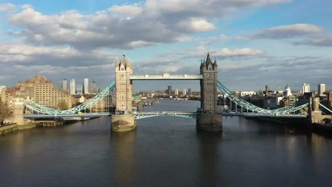 Establishing Aerial drone View of Tower Bridge, London, United Kingdom, UK 스톡 동영상 162042991