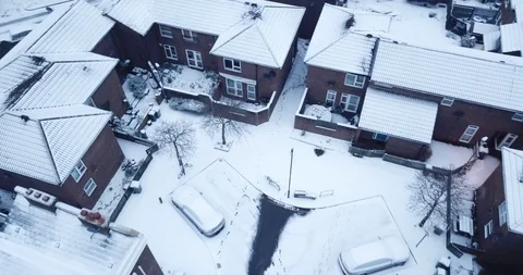 Establishing drone (aerial) shot, snow covered houses in London, UK. Vídeos de archivo 86571453