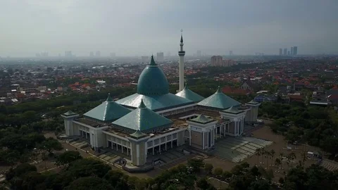 Establishing drone shot of Al Akbar mosque in Surabaya, Indonesia Vidéo 78433461
