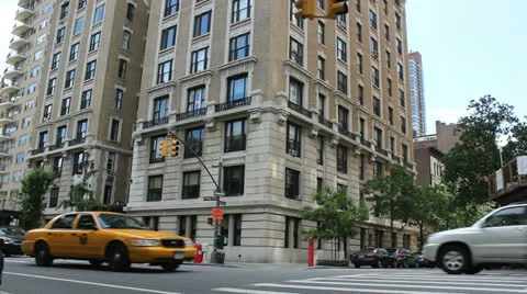Establishing shot of an apartment building on the Upper West Side of Manhattan 스톡 동영상 25682673
