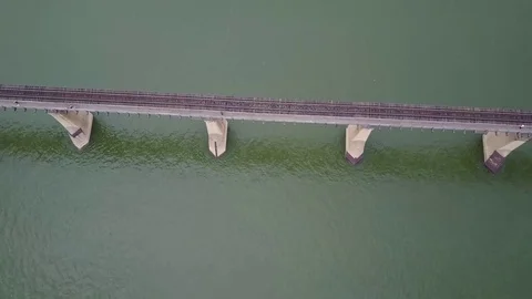 Establishing shot of bridge Видео 77711524