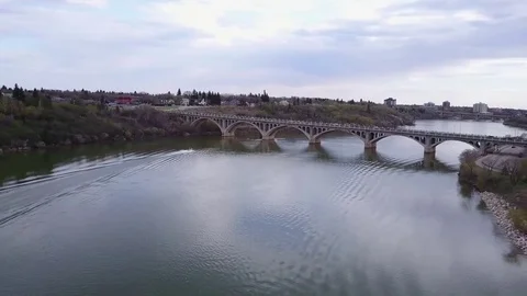 Establishing shot of bridge Видео 77713092