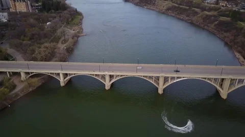 Establishing shot of a bridge over a river Видео 77709733
