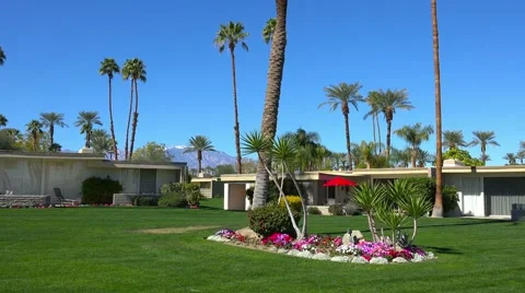Establishing shot of a condo complex in Palm Springs, California. 库存影片 67274516
