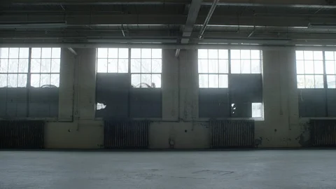 Establishing shot of empty industrial warehouse with a hint of fog in the air 스톡 동영상 104430345