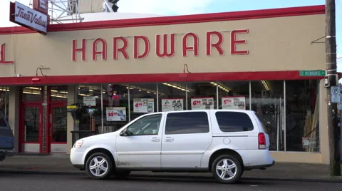 An establishing shot of a hardware store. Vidéo 47217435