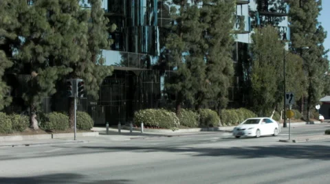 ESTABLISHING SHOT OF MIRRORED OFFICE BUILDING EXTERIOR Stock Footage