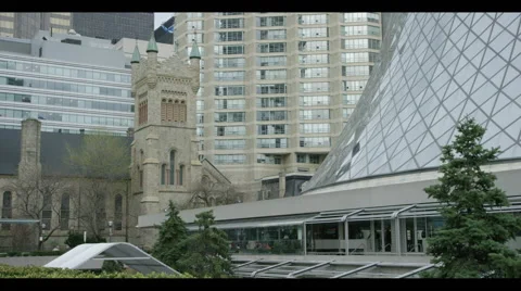 Establishing shot of Nathan Phillips Square + view into vintage toronto Vidéo 57053880