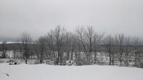 Establishing shot of small cottage surrounded by snow covered fields Vídeos de archivo 98474285