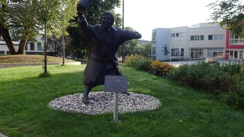 Establishing shot of the statue handbag as a weapon in omanska park a calm Stock Footage 115087802