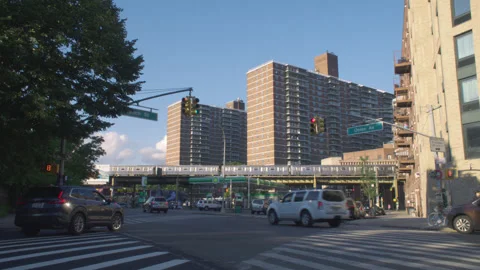 Establishing shot of the subway and an intersection in Brooklyn Vídeo Stock 316564009