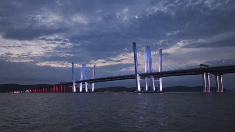 Establishing shot of The Tappan Zee Bridge at night Stockbeeldmateriaal 339999991